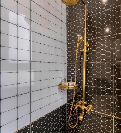 اتاق لوکس با بالکن, Padona