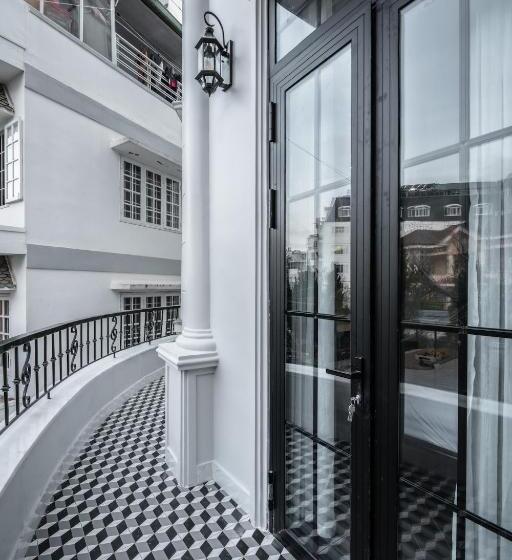 اتاق لوکس با بالکن, Padona