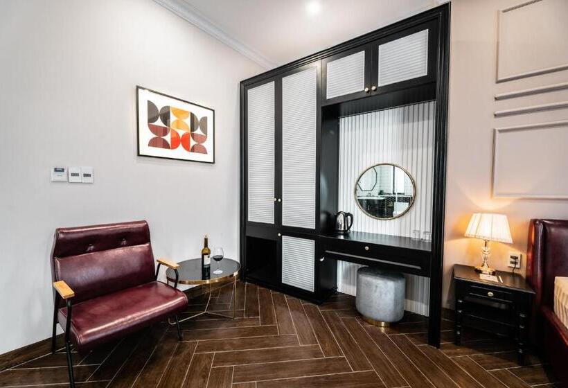 اتاق لوکس با بالکن, Padona