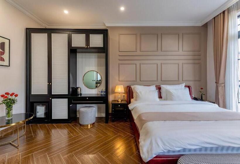 اتاق لوکس با بالکن, Padona