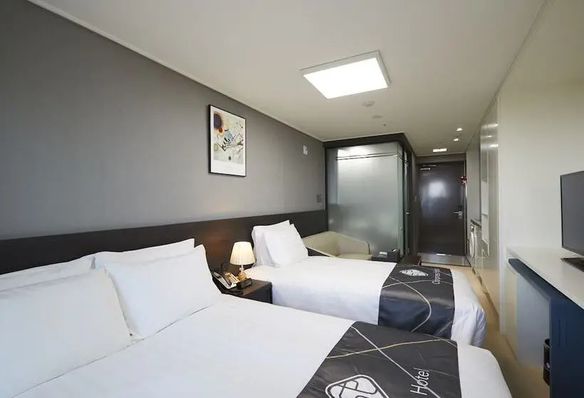 اتاق پریمیوم سه تخته, Sokcho Chonpines Beach