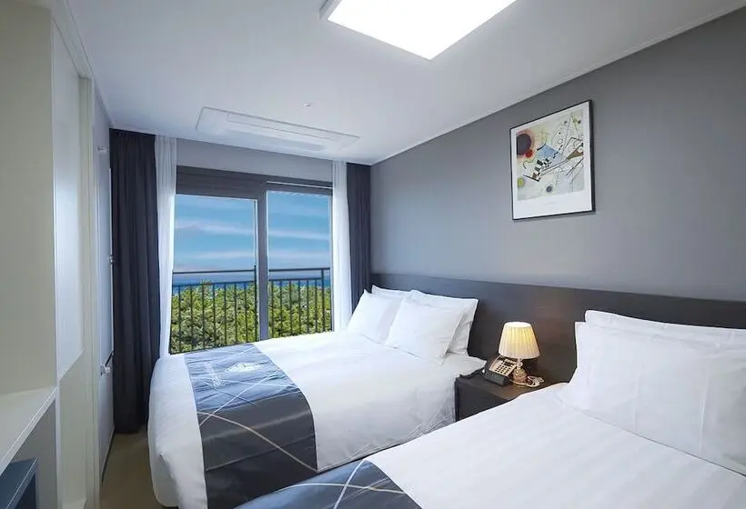 اتاق پریمیوم سه تخته, Sokcho Chonpines Beach