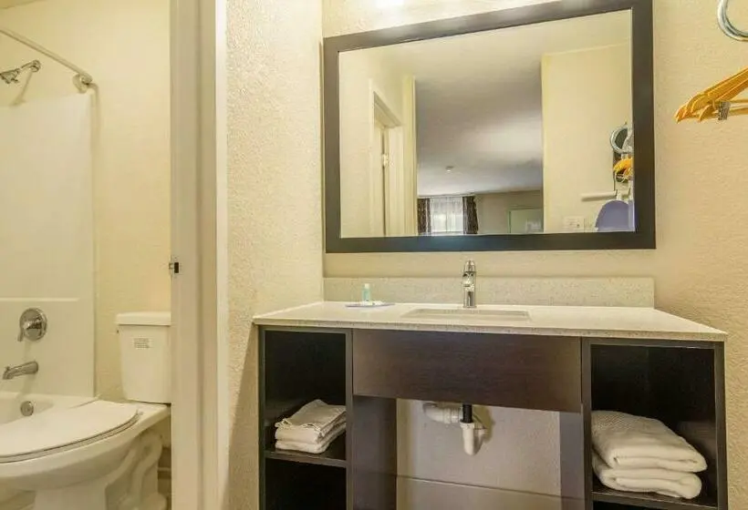 キングサイズベッドのスイートルーム, Suburban Studios Hotel Kingsland Near I 95