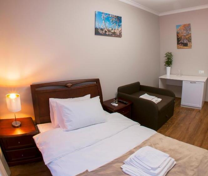 غرفة قياسية فردية, Embrace