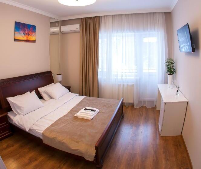 غرفة قياسية مزوَّدة بشُرفة, Embrace