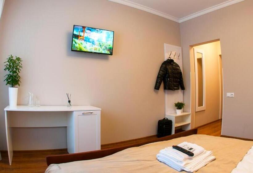 غرفة قياسية مزوَّدة بشُرفة, Embrace