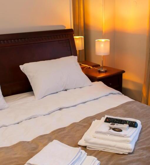 غرفة قياسية مزوَّدة بشُرفة, Embrace