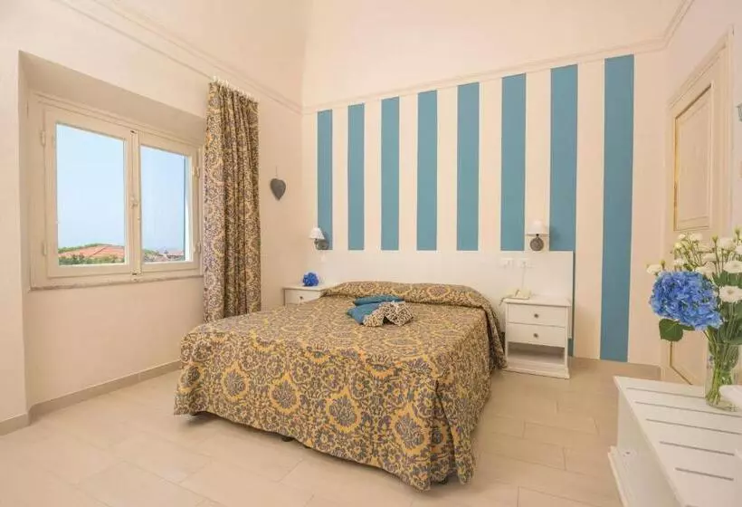 اتاق اساندارد با چشمانداز جانبی به دریا, Grand Hotel Villa Parisi