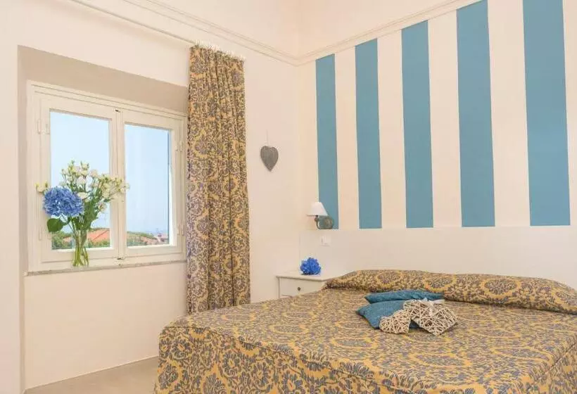 اتاق اساندارد با چشمانداز جانبی به دریا, Grand Hotel Villa Parisi