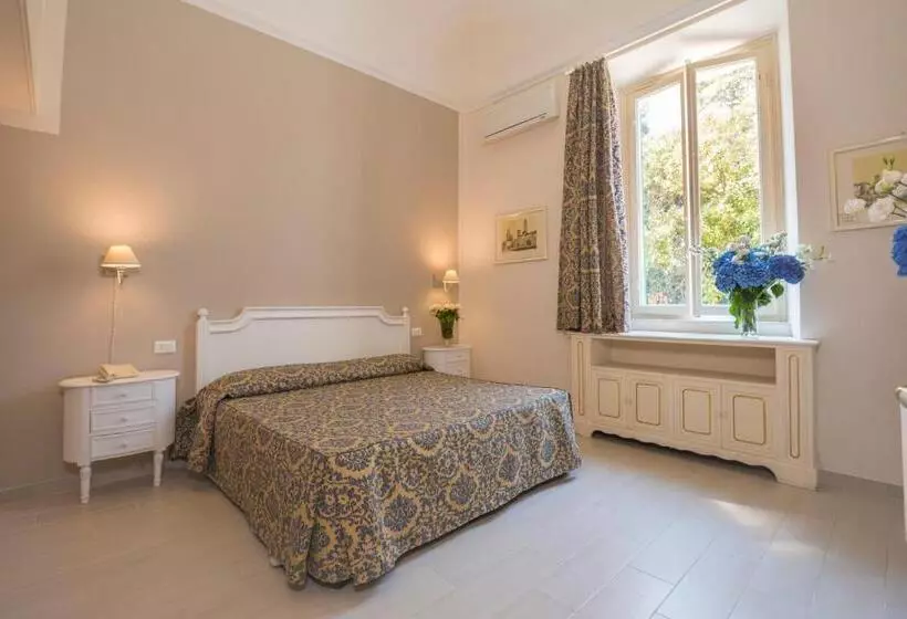 اتاق استاندارد سه تخته با چشمانداز باغ, Grand Hotel Villa Parisi