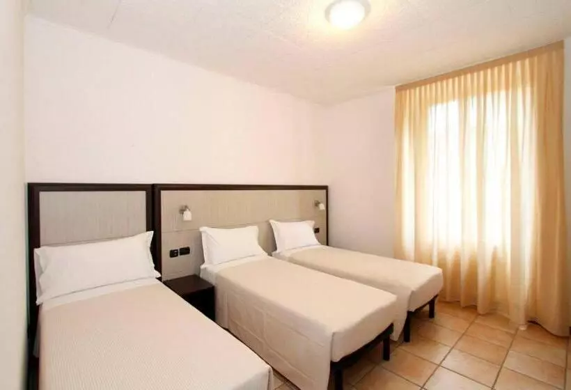 Standard Kolmen Hengen Huone, Albergo Maccagno