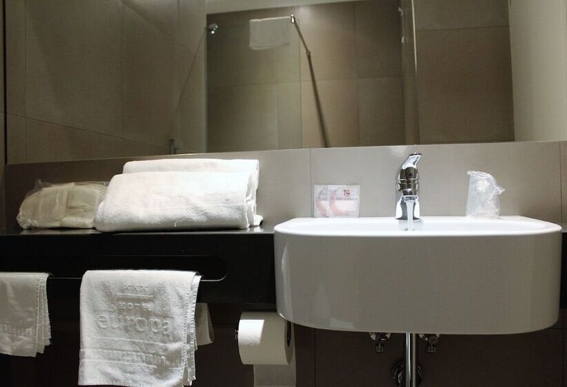 スタンダードトリプルルーム, Europa