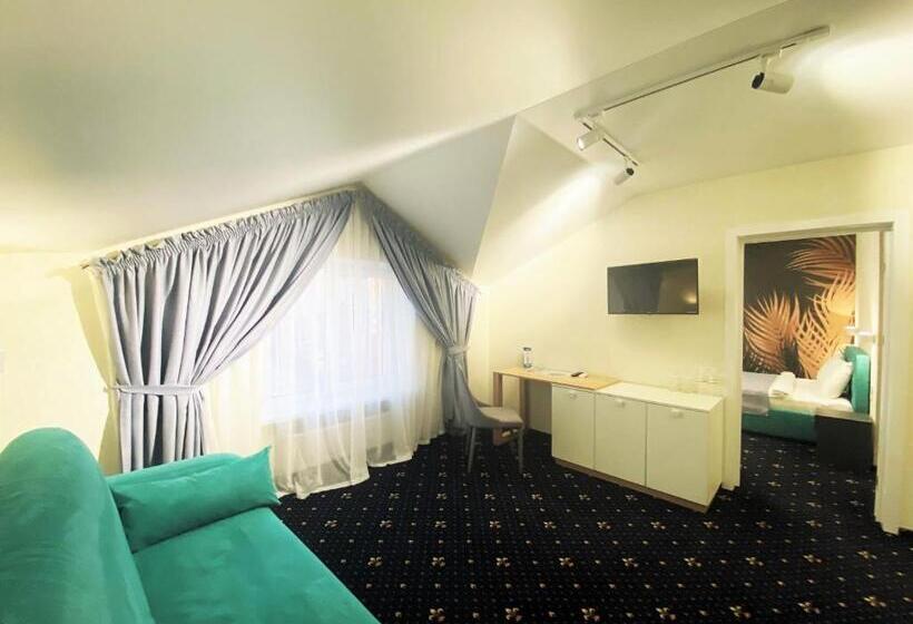 סוויטה עם מרפסת, Biruza Club