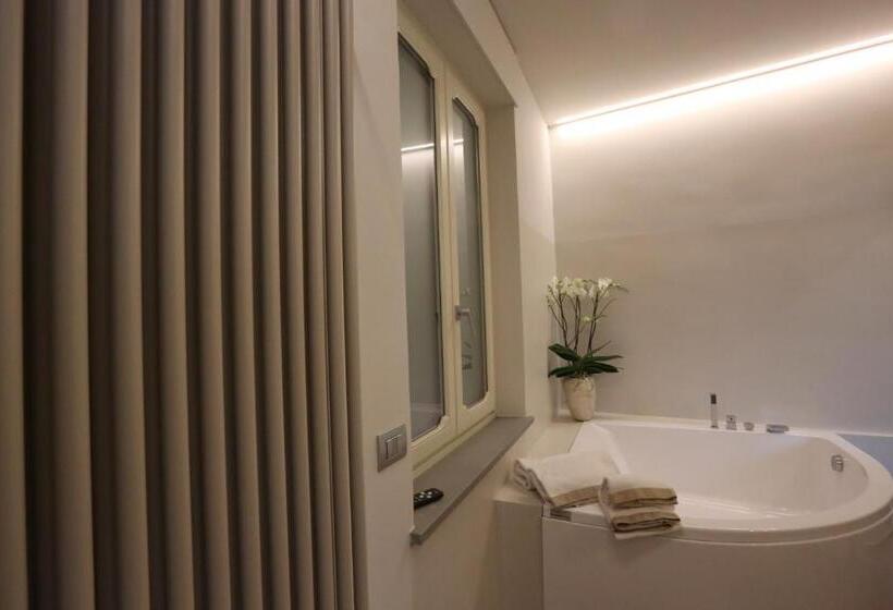 غرفة إدارية ثلاثية, Palazzo Belli