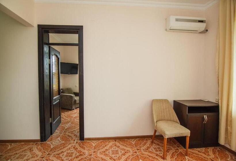 سوییت, Guest House Nia