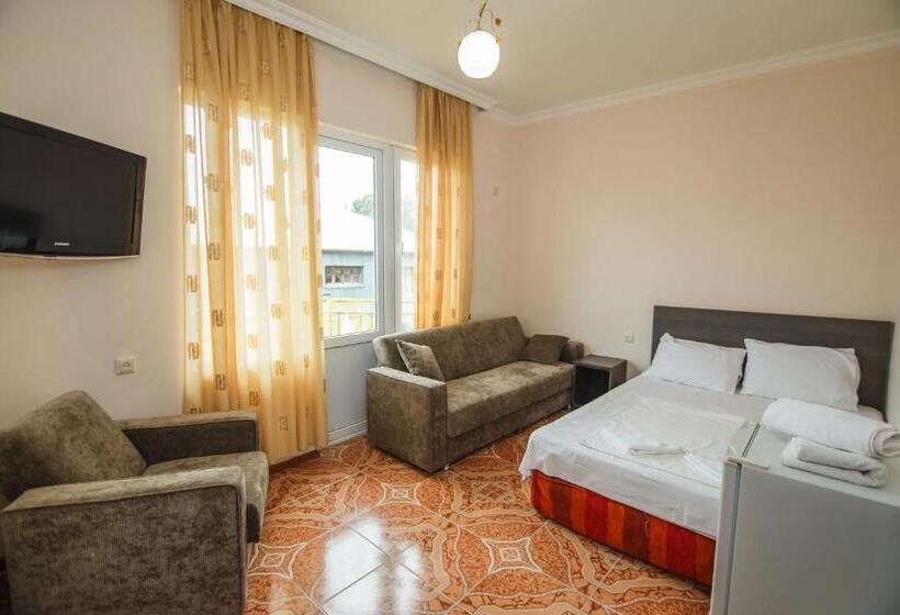 سوییت, Guest House Nia