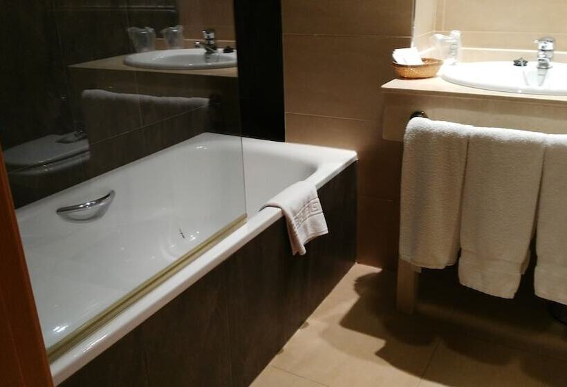 חדר סטנדרט לשלושה, Alfageme