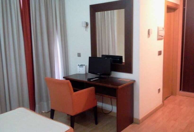 חדר סטנדרט לשלושה, Alfageme