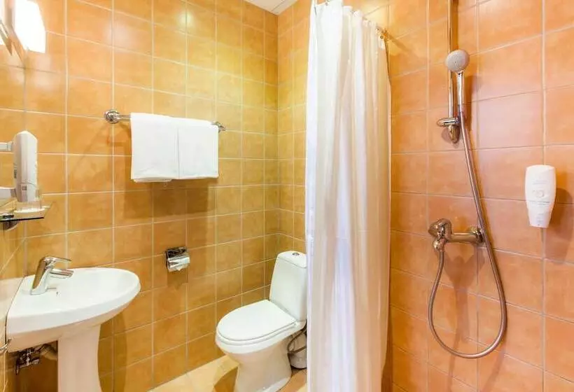 اتاق استاندارد سه تخته با چشم‌انداز باغ, City Hotel Tallinn By Unique Hotels