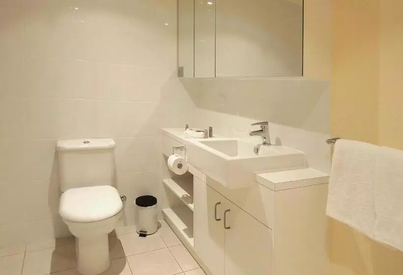 2 Bedrooms Apartment City View, Oaks Melbourne On Lonsdale Suites