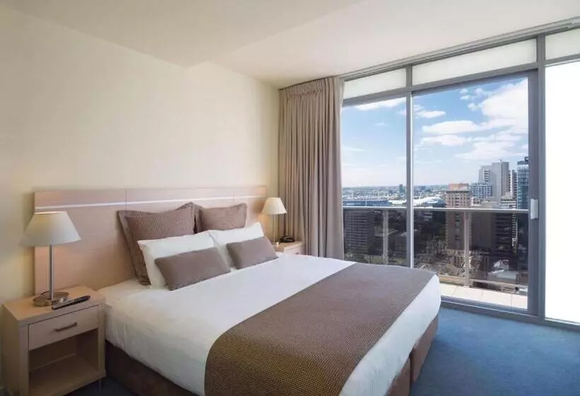 2 Bedrooms Apartment City View, Oaks Melbourne On Lonsdale Suites