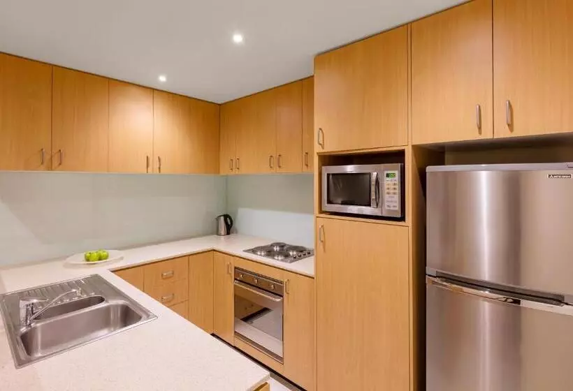 2 Bedrooms Apartment City View, Oaks Melbourne On Lonsdale Suites