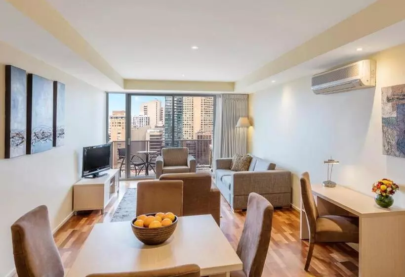 2 Bedrooms Apartment City View, Oaks Melbourne On Lonsdale Suites