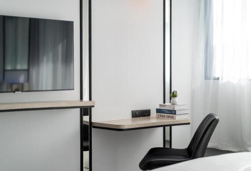 디럭스 룸, Ratri Hotel Phuket Old Town