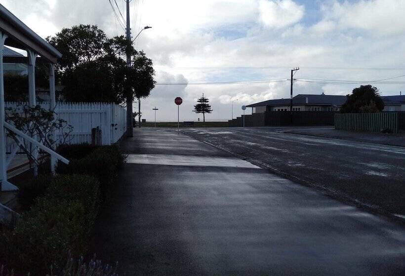 סטודיו פרמיום, Albatross Motel