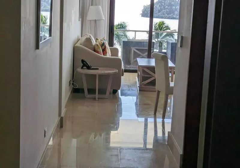 اتاق لوکس با وان آب گرم, Andamania Beach Resort, Khaolak Sha Plus