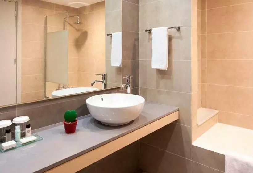 سوییت سوپریور, Capital Coast Resort And Spa