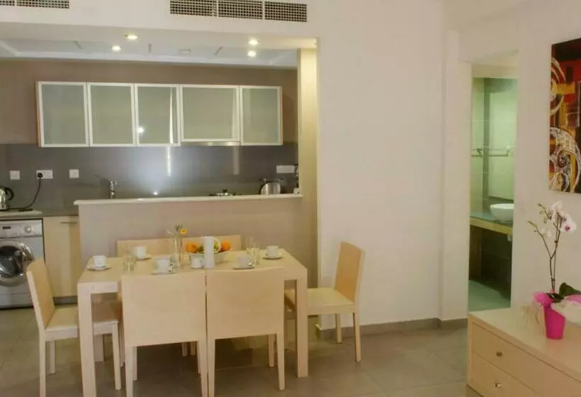 سوییت سوپریور, Capital Coast Resort And Spa