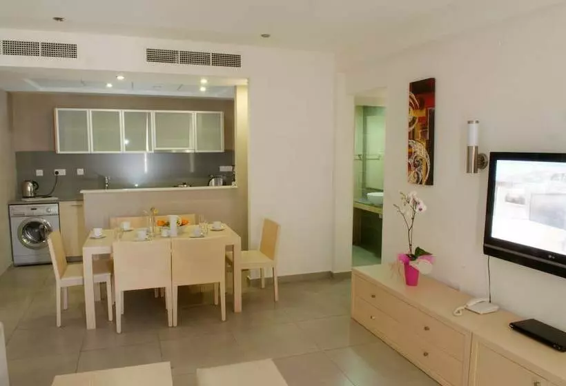 سوییت سوپریور, Capital Coast Resort And Spa