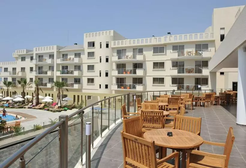 سوییت سوپریور, Capital Coast Resort And Spa