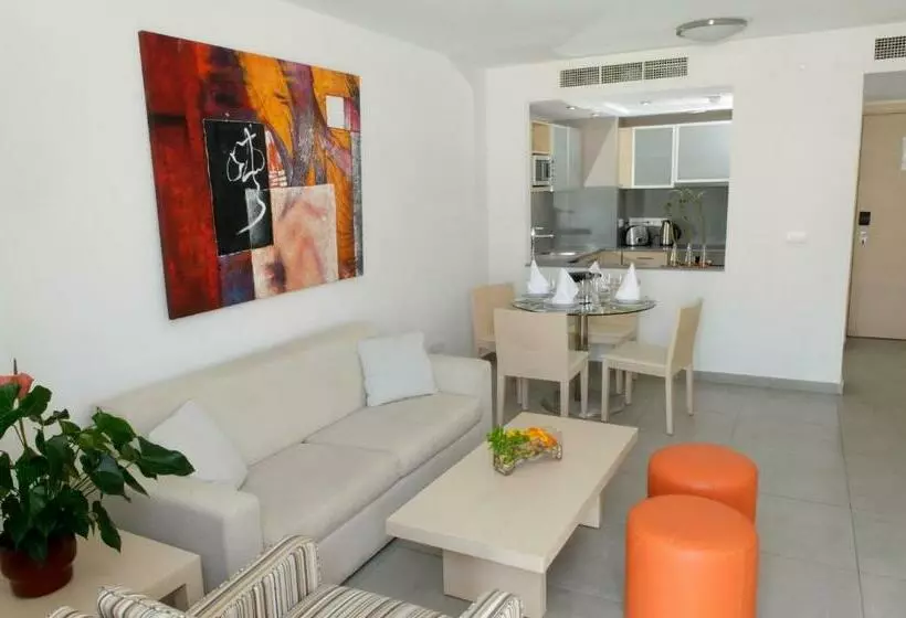 سوییت سوپریور با چشم‌انداز دریا, Capital Coast Resort And Spa