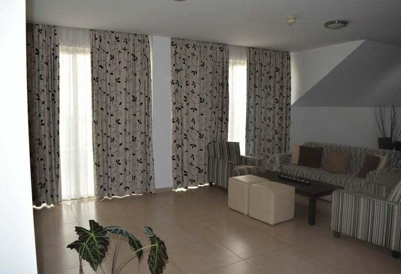 Люкс 3 Спальни, Capital Coast Resort And Spa