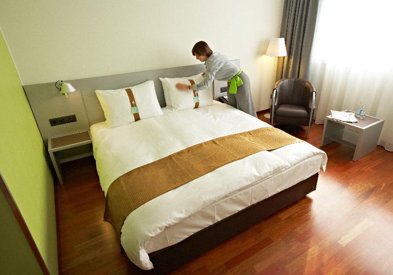 اتاق استاندارد با تخت بزرگ, Holiday Inn Zürich Messe, An Ihg