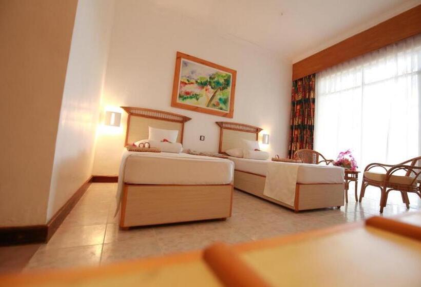 Номер Deluxe, The Oasis Beach Resort