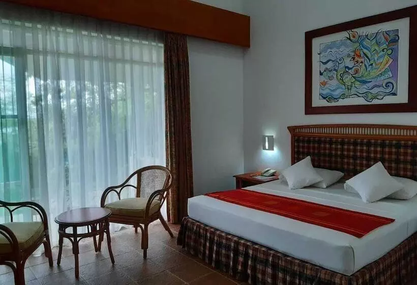 デラックストリプルルーム, The Oasis Beach Resort