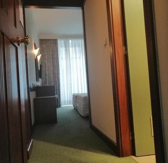 Номер Стандарт, Universal