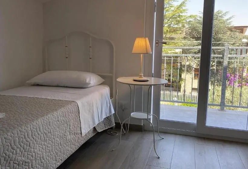 اتاق لوکس سه تخته, Borgo Incoronata B&b