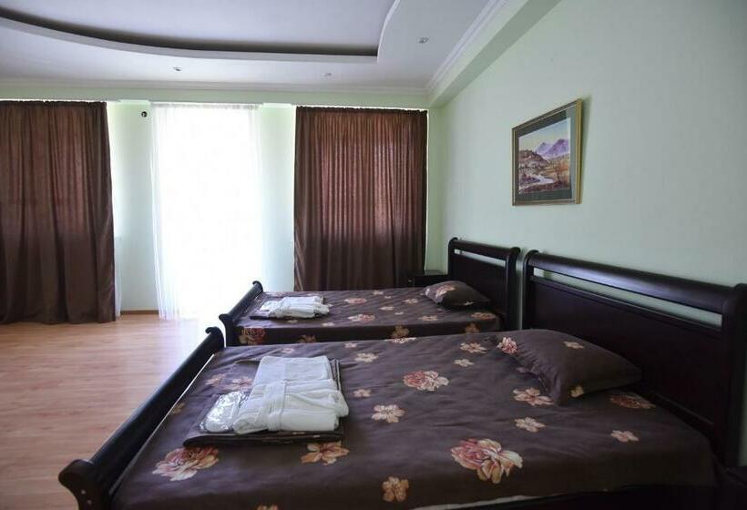 سوئیت با بالکن, Vake Palace