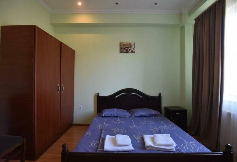 اتاق اکونومی, Vake Palace