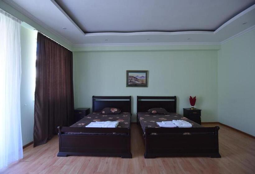 سوئیت با بالکن, Vake Palace