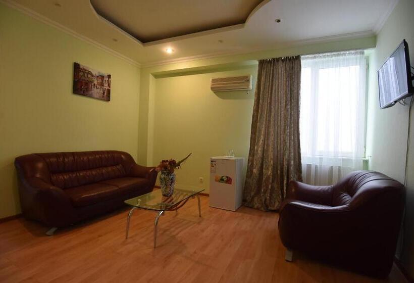 سوئیت با بالکن, Vake Palace