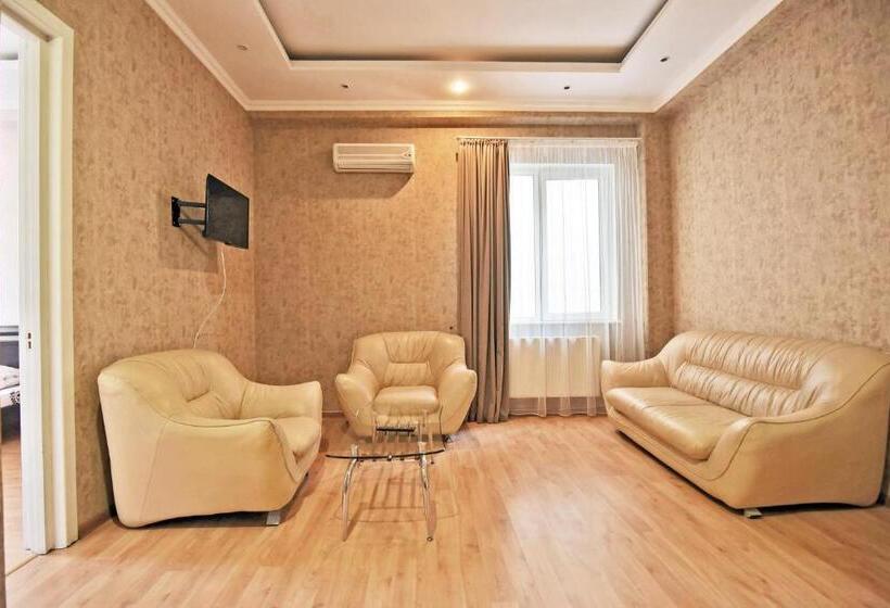 سوئیت با بالکن, Vake Palace