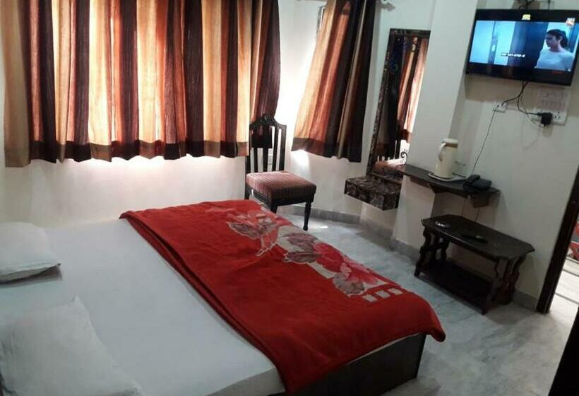 חדר דלוקס לשלושה, Hari Home