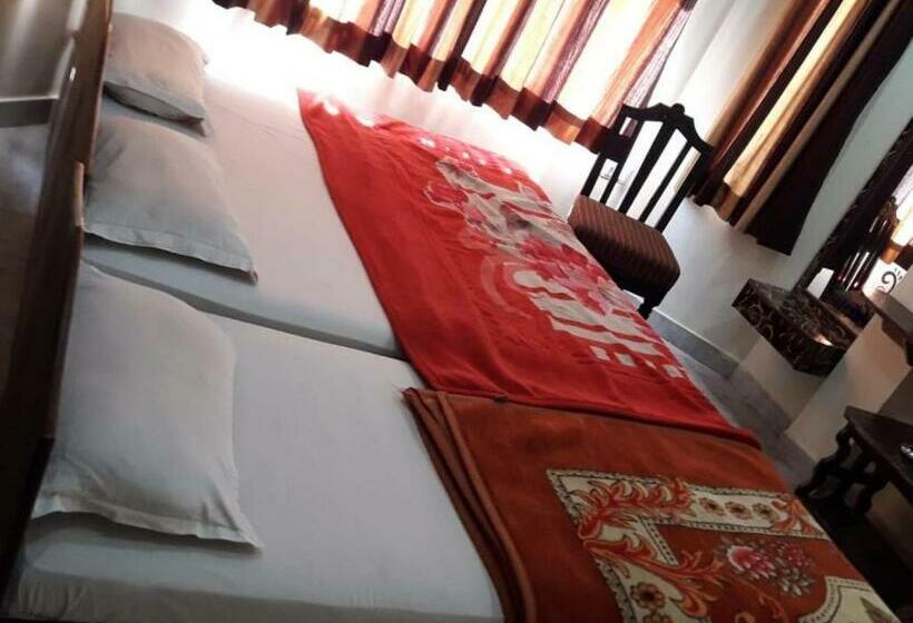 חדר דלוקס לשלושה, Hari Home