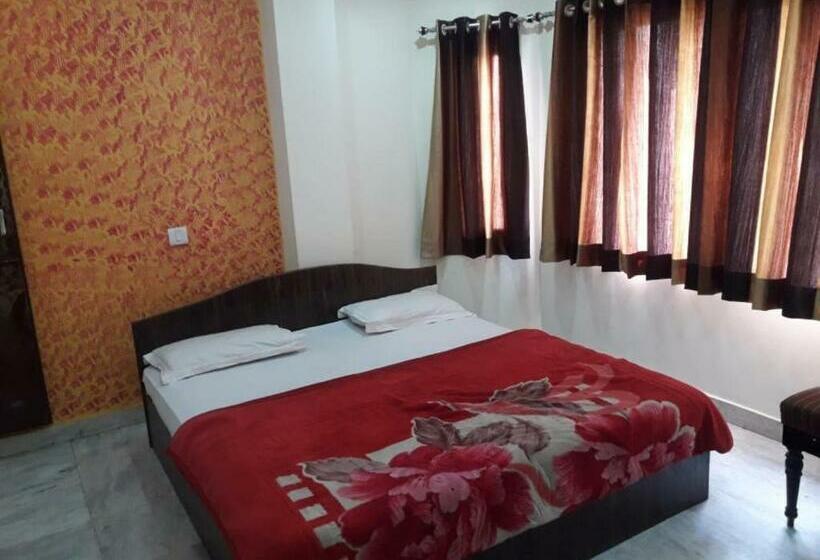 חדר דלוקס לשלושה, Hari Home