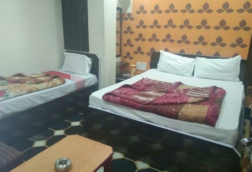 חדר דלוקס לשלושה, Hari Home